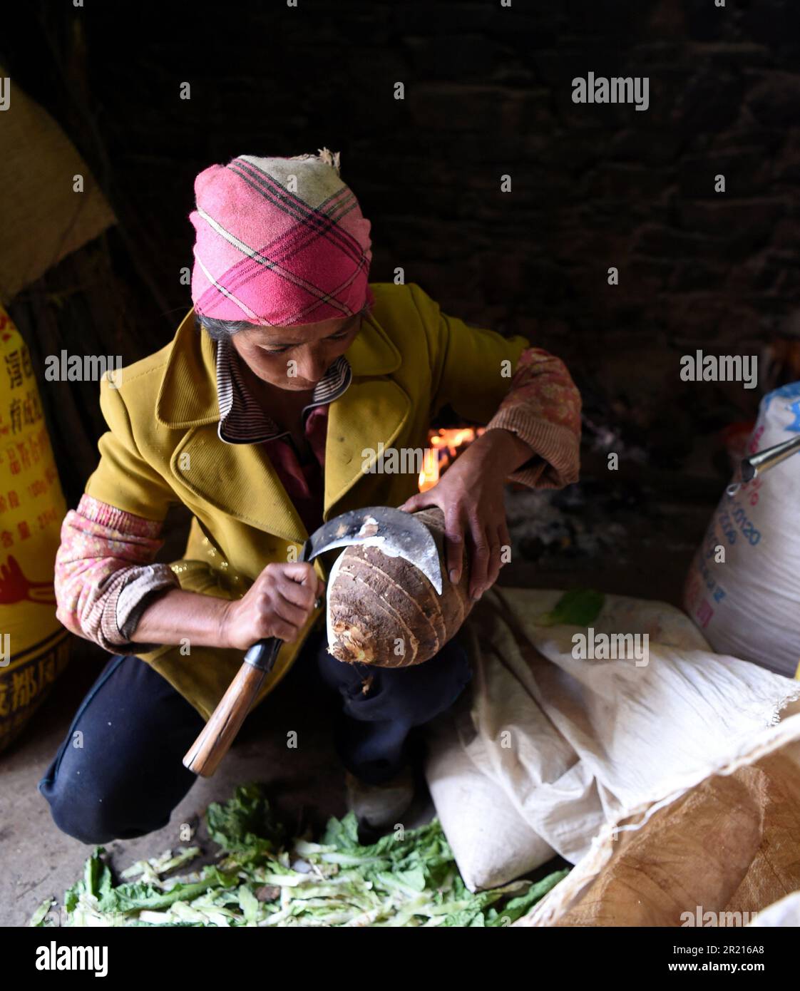 Pi po village à l'est de Kaiyuan dans la préfecture autonome Hanghe et Yi, province du Yunnan, SW Chine - le village abrite la Pula, une sous-minorité du peuple Yi ou Lolo, un groupe ethnique en Chine, au Vietnam et en Thaïlande. Avec 8 millions d'habitants, ils sont le septième groupe de minorités ethniques parmi les 55 groupes minoritaires. Banque D'Images