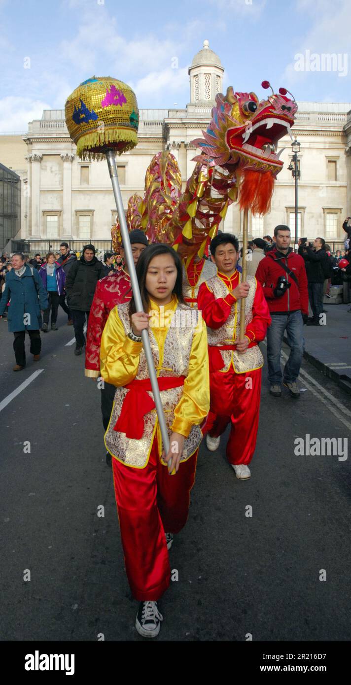 Danse du dragon pendant les célébrations du nouvel an chinois à Londres. Année du Cheval; 2014 Banque D'Images