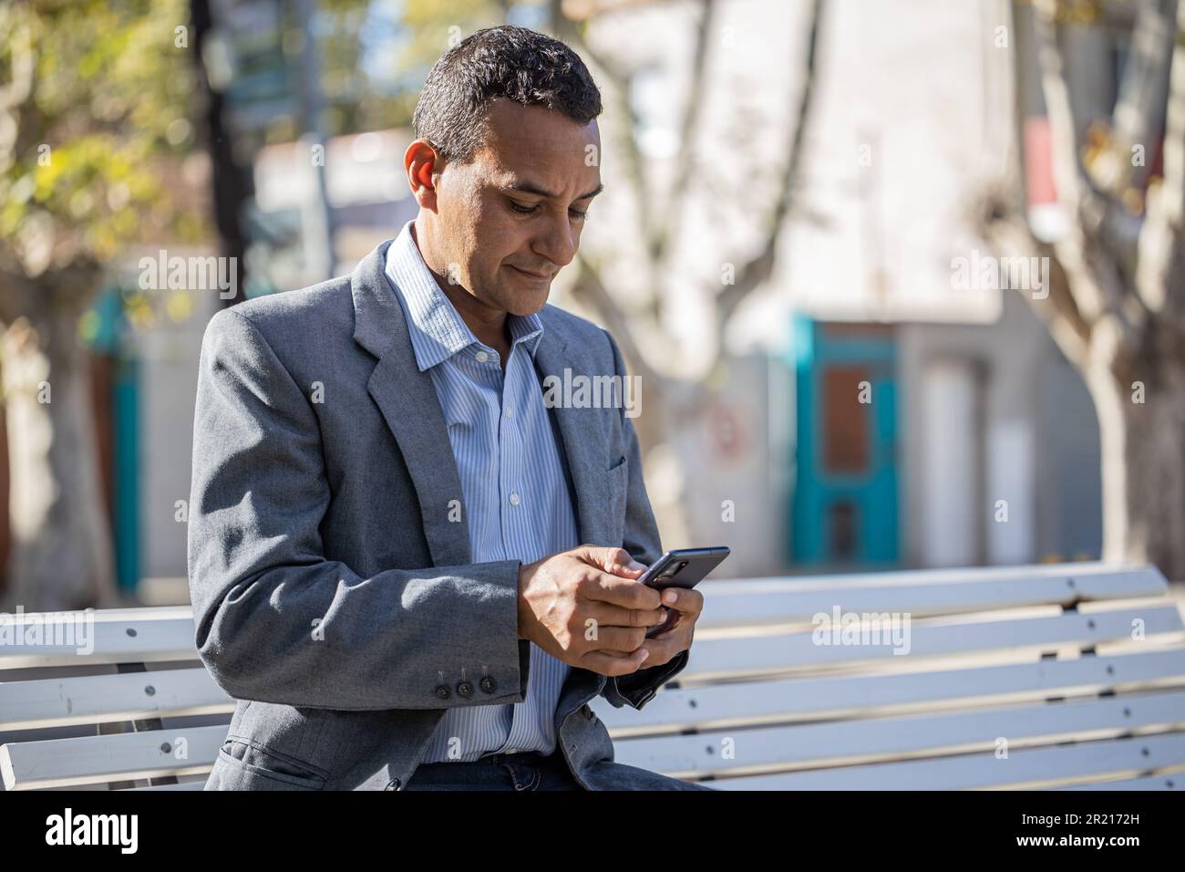 Photo moyenne d'un jeune latino parlant au téléphone avec un espace de copie. Banque D'Images