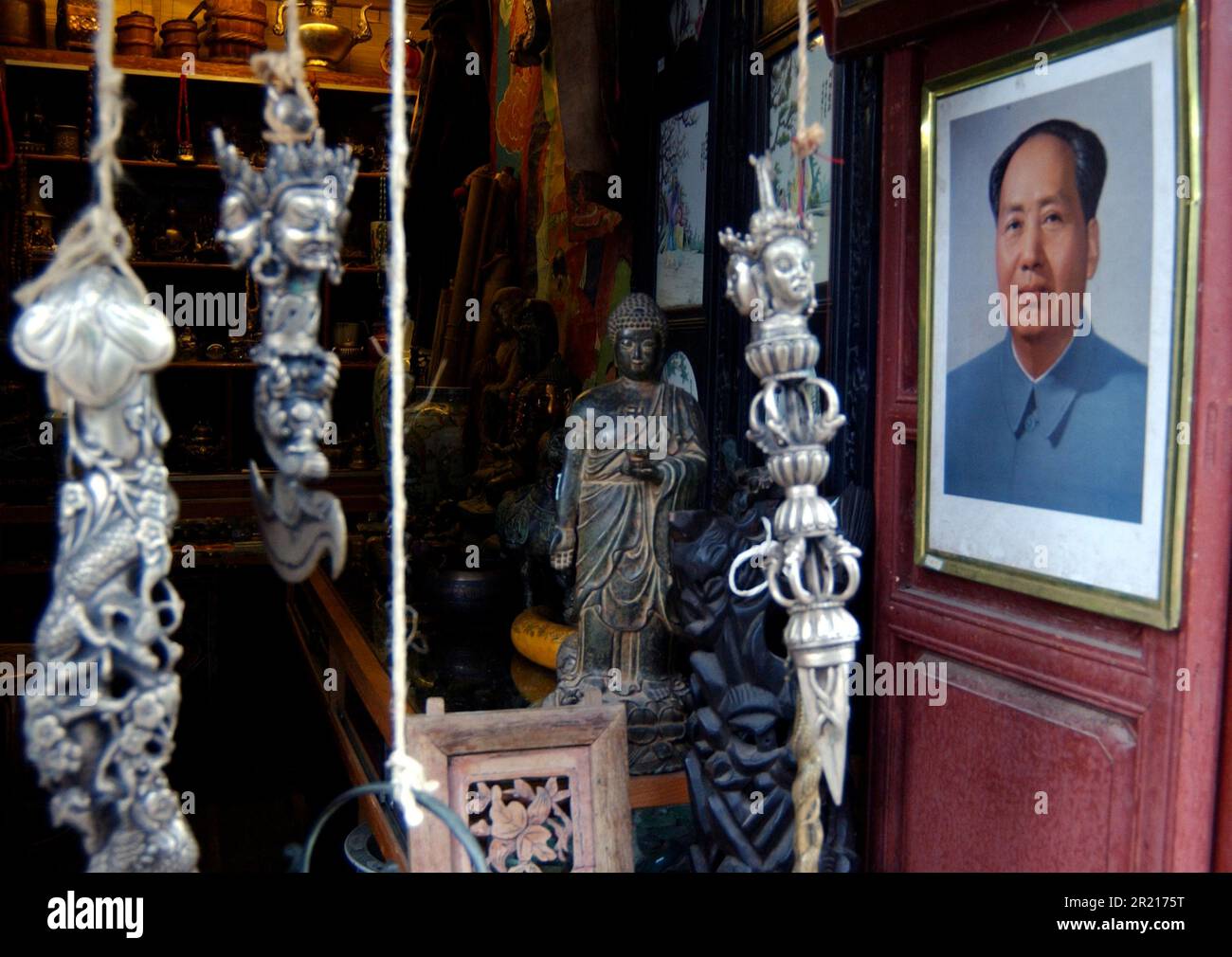 Portrait du jeune Mao Tsé-toung, une manifestation du culte de la personnalité construit pour le dirigeant chinois. Mao Zedong (1893 - 1976), connu sous le nom de président Mao, était un révolutionnaire communiste chinois qui était le fondateur de la République populaire de Chine (RPC), qu'il a dirigé comme président du Parti communiste chinois depuis la création de la RPC en 1949 jusqu'à sa mort en 1976. Banque D'Images