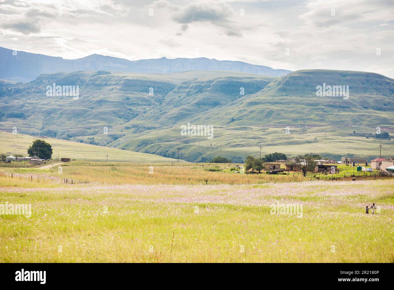 Maisons rurales dans les montagnes de Drakensburg à Kwa-Zulu Natal avec ciel nuageux Banque D'Images