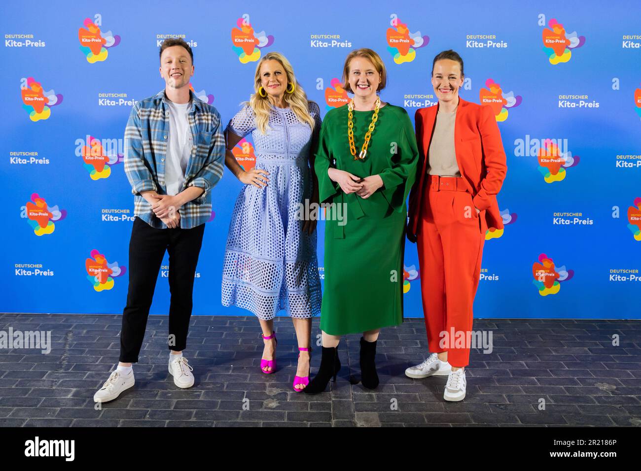 Berlin, Allemagne. 16th mai 2023. Joris (l-r), auteure-compositrice-chanteuse, Barbara Schöneberger, présentatrice, Lisa Pas (Bündnis 90/Die Grünen), ministre fédérale des Affaires familiales, des personnes âgées, des femmes et de la Jeunesse, et Anne Rolfring, directrice exécutive de la Fondation allemande pour l'enfance et la jeunesse, se tiennent devant un mur de photos avant la remise du Prix du Centre allemand de garderie. Credit: Christoph Soeder/dpa/Alay Live News Banque D'Images