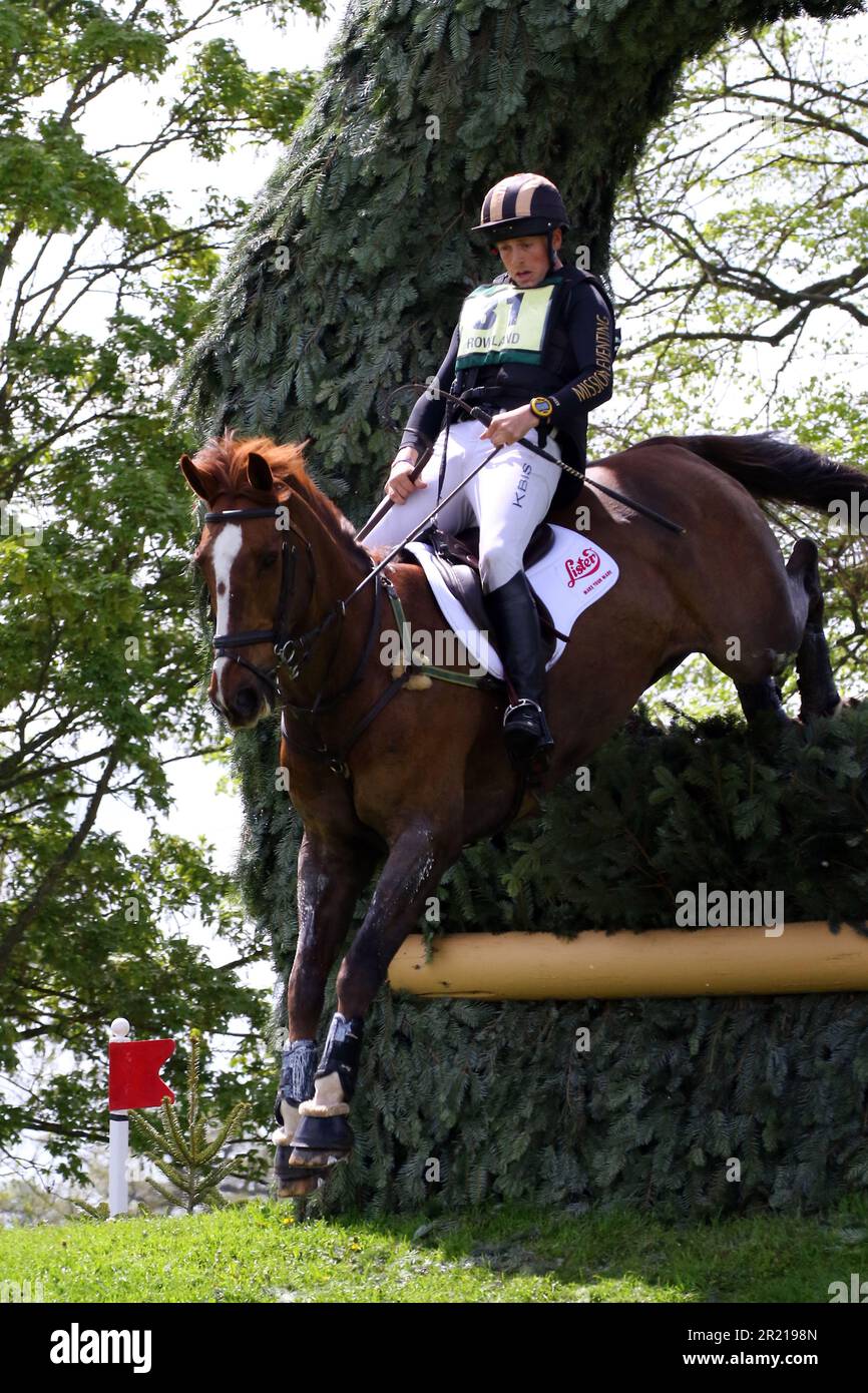 Tom Rowland, de la Grande-Bretagne, équitation possible Mission dans la Croix du pays aux épreuves de badminton 2023 Banque D'Images