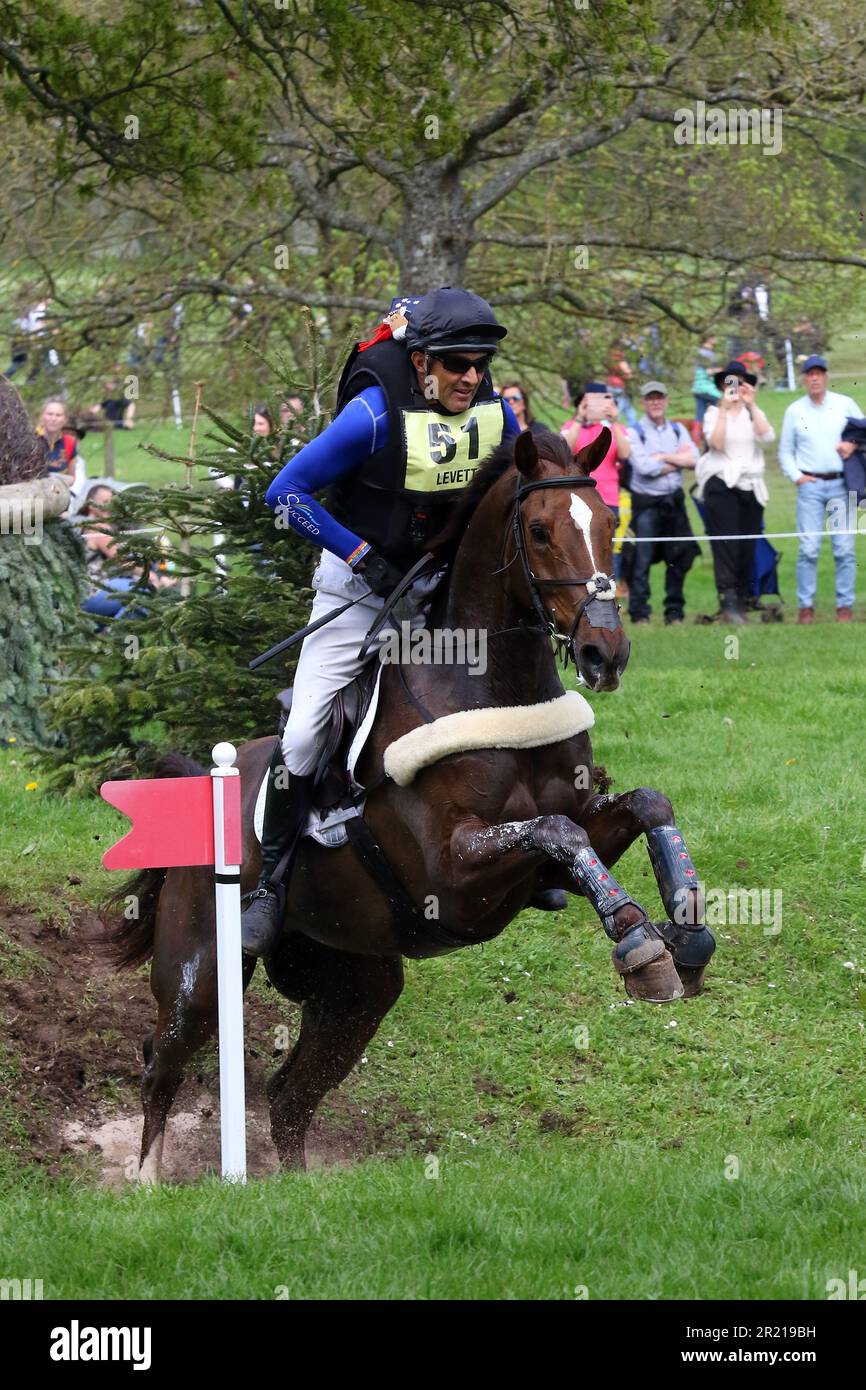 Bill Levett, de l'Australie, à cheval Huberthus AC dans le Cross Country aux épreuves de badminton 2023 Banque D'Images