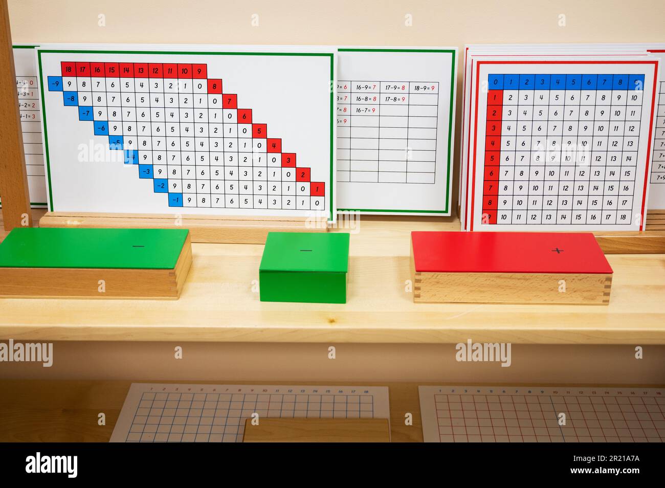Salle de classe de la maternelle Montessori. Le matériau coloré de Montessori. Concept de jouet d'apprentissage pour enfants Banque D'Images