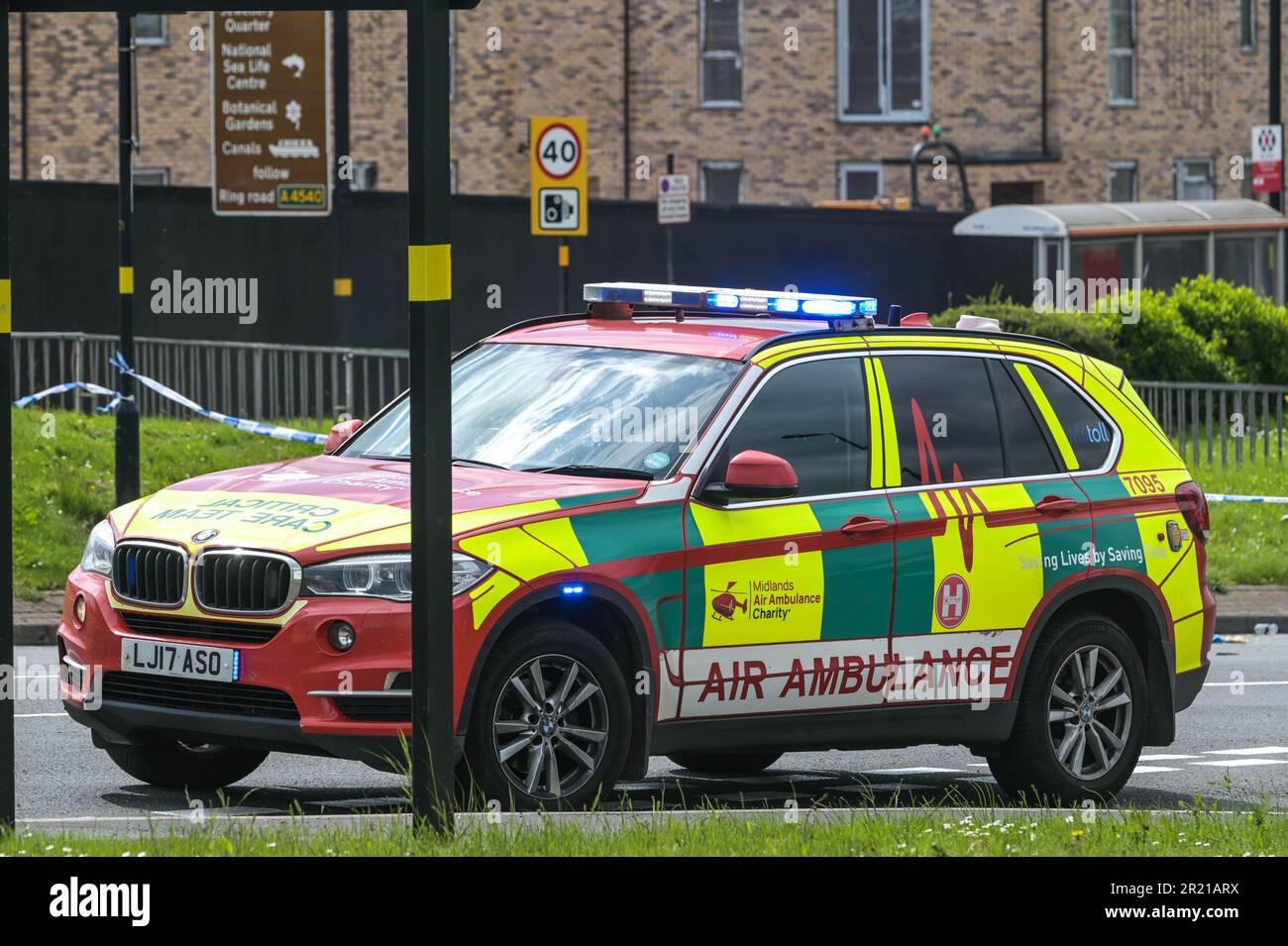 Belgrave Middleway, Birmingham, 16th mai 2023 - Un homme est mort après avoir été frappé par un véhicule en traversant une route principale à travers le centre-ville de Birmingham mardi après-midi. Les ambulanciers paramédicaux ont travaillé sur le cycliste, mais il a été déclaré mort sur les lieux. La police des West Midlands a fermé les deux côtés de Belgrave Middleway, une rocade de 3 voies traversant le centre-ville, causant des bouchons de circulation alors que les policiers enquêtent sur la mort des hommes. La police des West Midlands a déclaré à l'époque: «Nous sommes actuellement confrontés à une collision sérieuse sur Belgrave Middleway entre les jonctions de Horton Square et Haden Circus. 'Le Banque D'Images