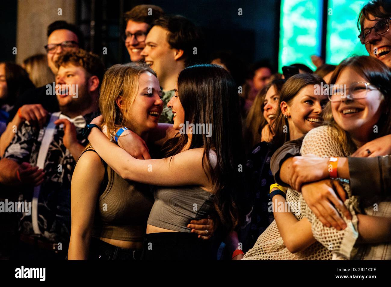 Breda, pays-Bas. 15th mai 2023. Le public est vu s'embrasser pendant le concert que le groupe ukrainien 'GO A' a donné gratuitement aux étudiants ukrainiens à l'université de Breda, sur 15 mai 2023. (Photo par Romy Arroyo Fernandez/NurPhoto) Credit: NurPhoto SRL/Alay Live News Banque D'Images