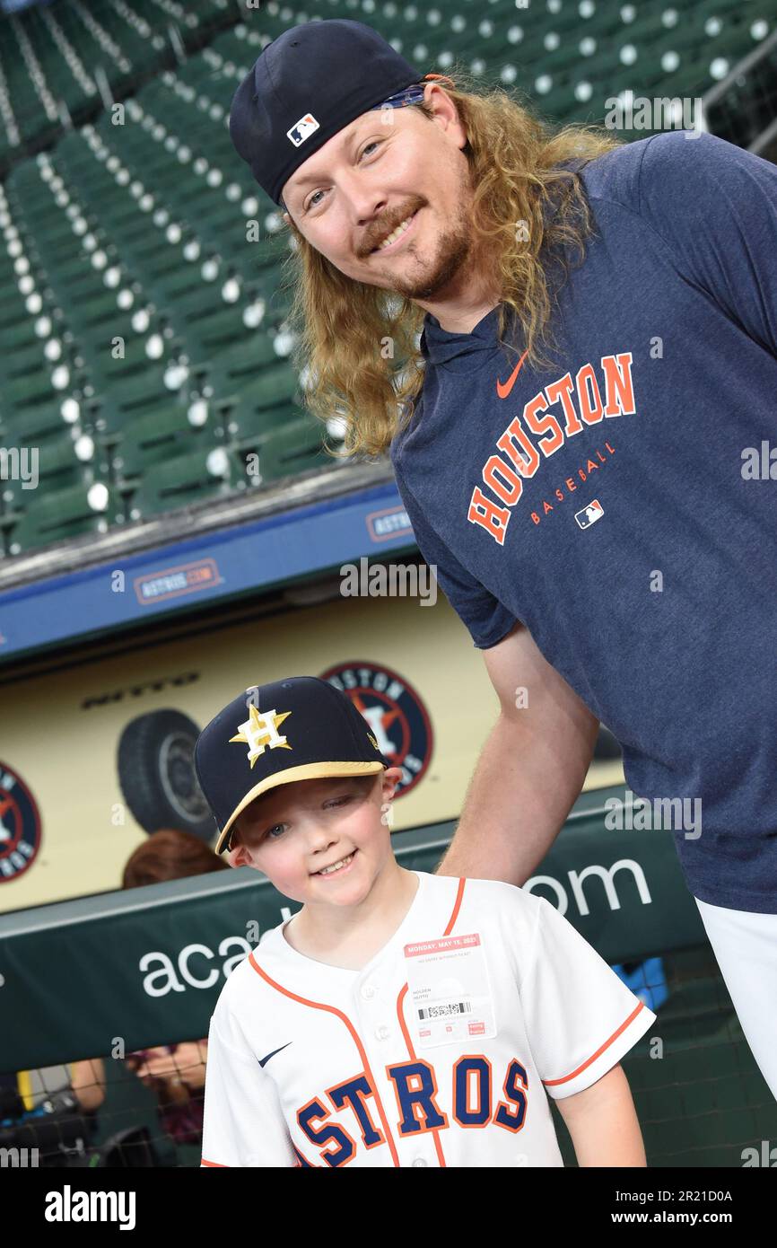 Le pichet de secours d'Astros de Houston Ryne Stanek (45) pose avec un jeune fan pendant le match de MLB entre les Cubs de Chicago et les Astros de Houston le lundi, M Banque D'Images