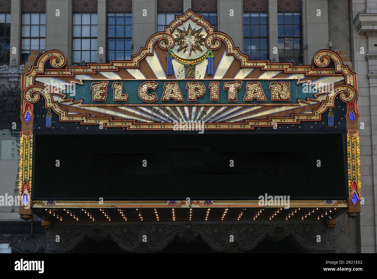 HOLLYWOOD, CALIFORNIE - 12 MAI 2023 : le théâtre El Capitan sur Hollywood Boulevard. Banque D'Images