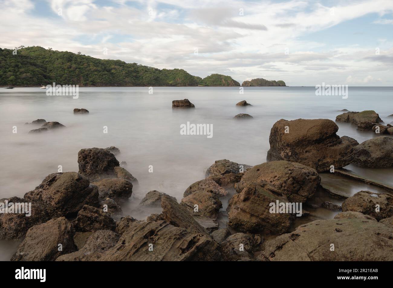 Rochers sur la plage de l'océan avec fond d'eau de mer soyeux Banque D'Images