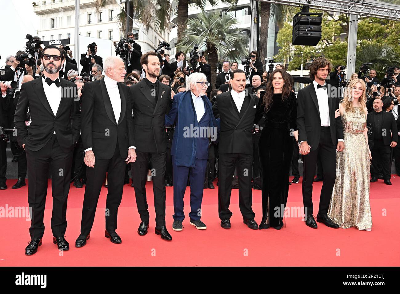 Cannes, France. 16th mai 2023. Melvil Poupaud, Pascal Gerggory, Pierre Richard, Johnny Deep, Maiwenn, Diego le fur et Pauline Pollmann à la cérémonie de projection et d'ouverture 'Jeanne du Barry' lors du festival annuel de Cannes 76th au Palais des Festivals sur 16 mai 2023 à Cannes, France. Photo de David Niviere/ABACAPRESS.COM crédit: Abaca Press/Alay Live News Banque D'Images