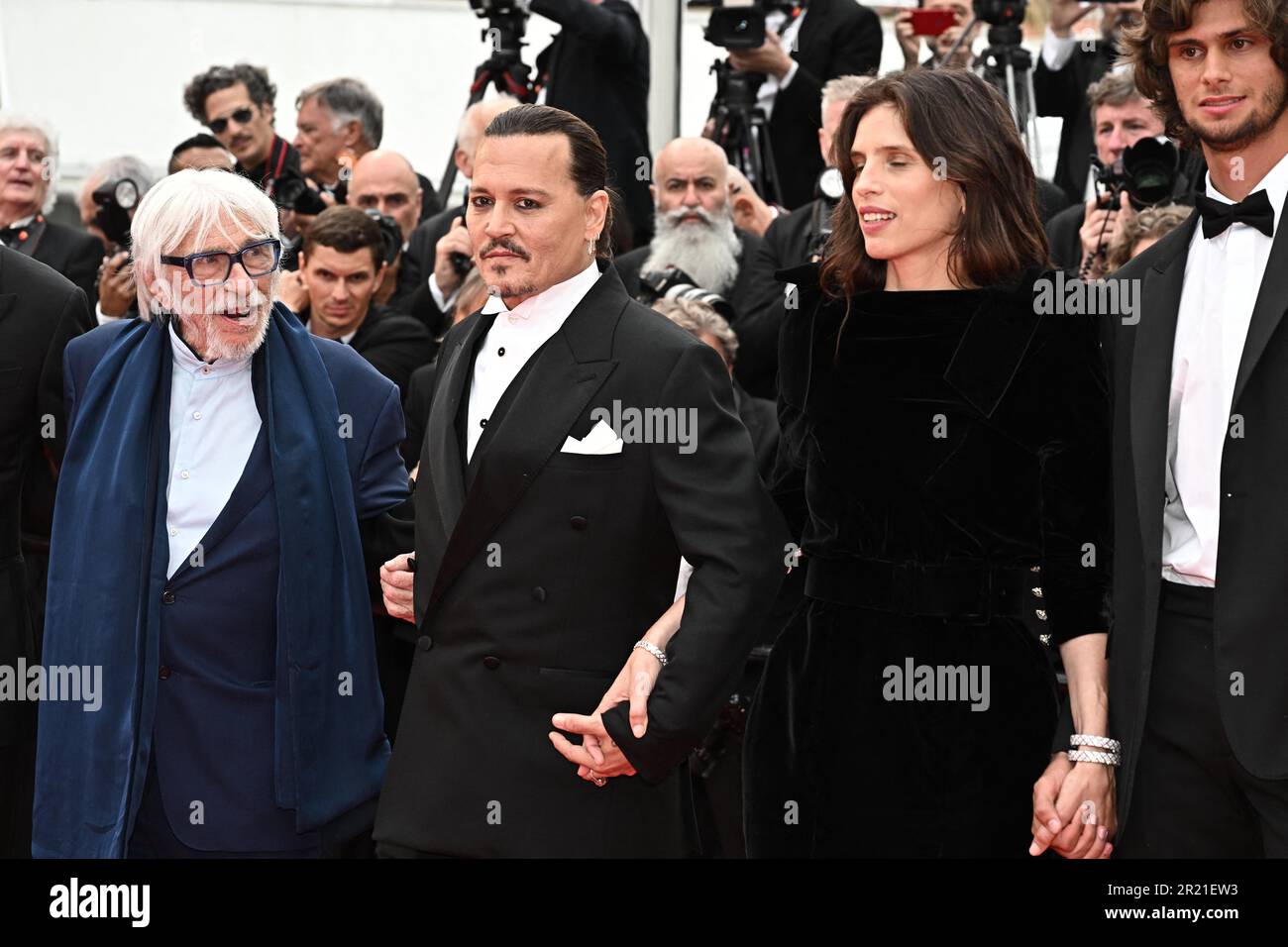 Cannes, France. 16th mai 2023. Pierre Richard, Johnny Deep, Maiwenn, Diego le fur lors de la cérémonie de projection et d'ouverture « Jeanne du Barry » lors du festival annuel du film de Cannes 76th au Palais des Festivals sur 16 mai 2023 à Cannes, France. Photo de David Niviere/ABACAPRESS.COM crédit: Abaca Press/Alay Live News Banque D'Images