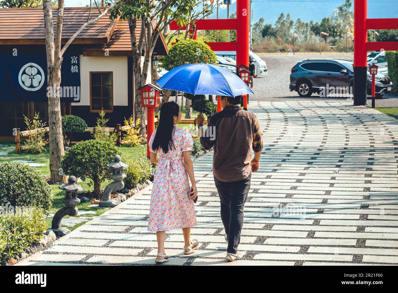 KANCHANABURI -THAÏLANDE, AVRIL 1 ,2023 : touristes non identifiés viennent visiter et prendre des photos avec restaurant et café avec un beau jardin décoré Banque D'Images