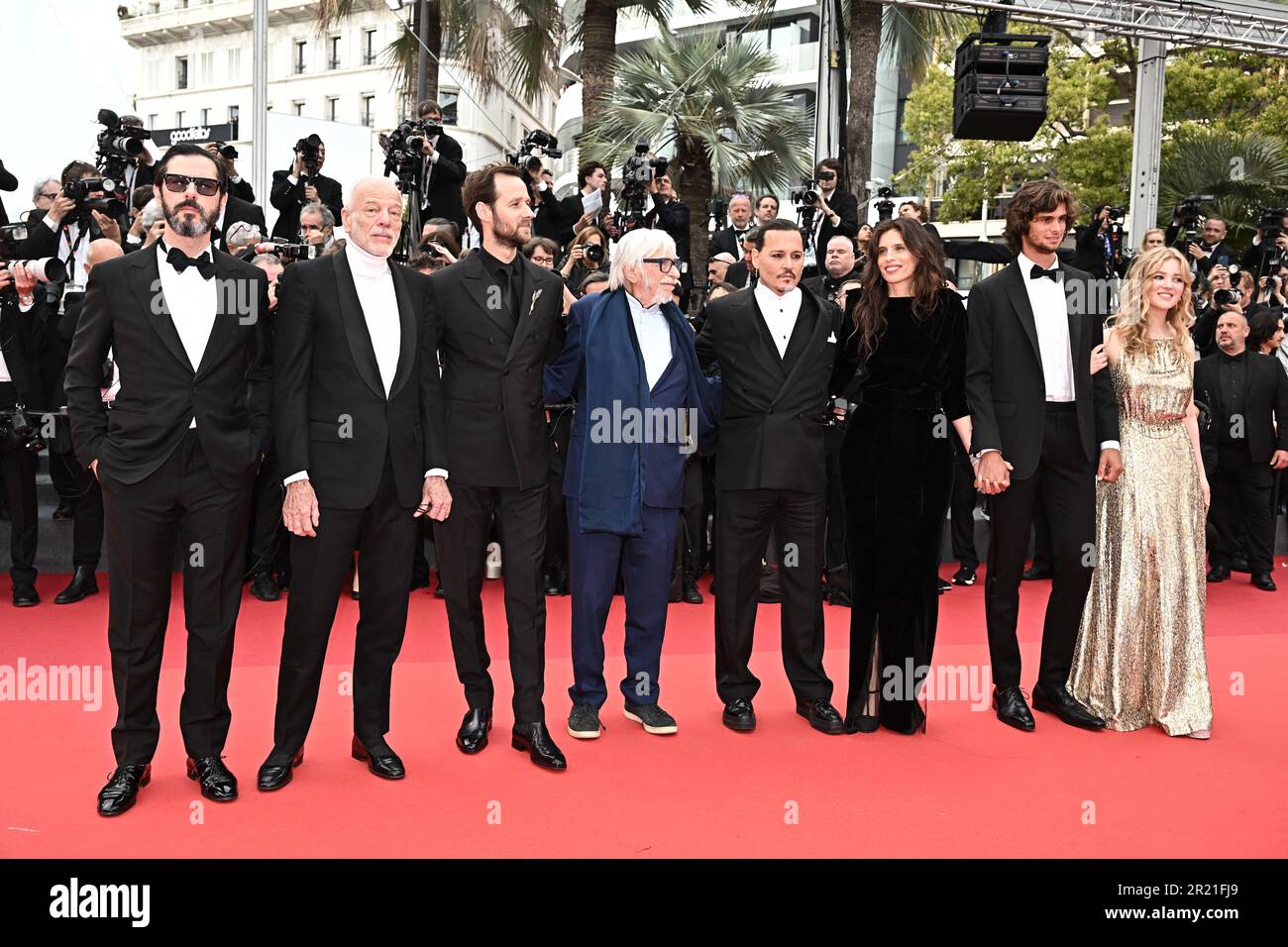 Cannes, France. 16th mai 2023. Melvil Poupaud, Pascal Gerggory, Pierre Richard, Johnny Deep, Maiwenn, Diego le fur et Pauline Pollmann à la cérémonie de projection et d'ouverture 'Jeanne du Barry' lors du festival annuel de Cannes 76th au Palais des Festivals sur 16 mai 2023 à Cannes, France. Photo de David Niviere/ABACAPRESS.COM crédit: Abaca Press/Alay Live News Banque D'Images