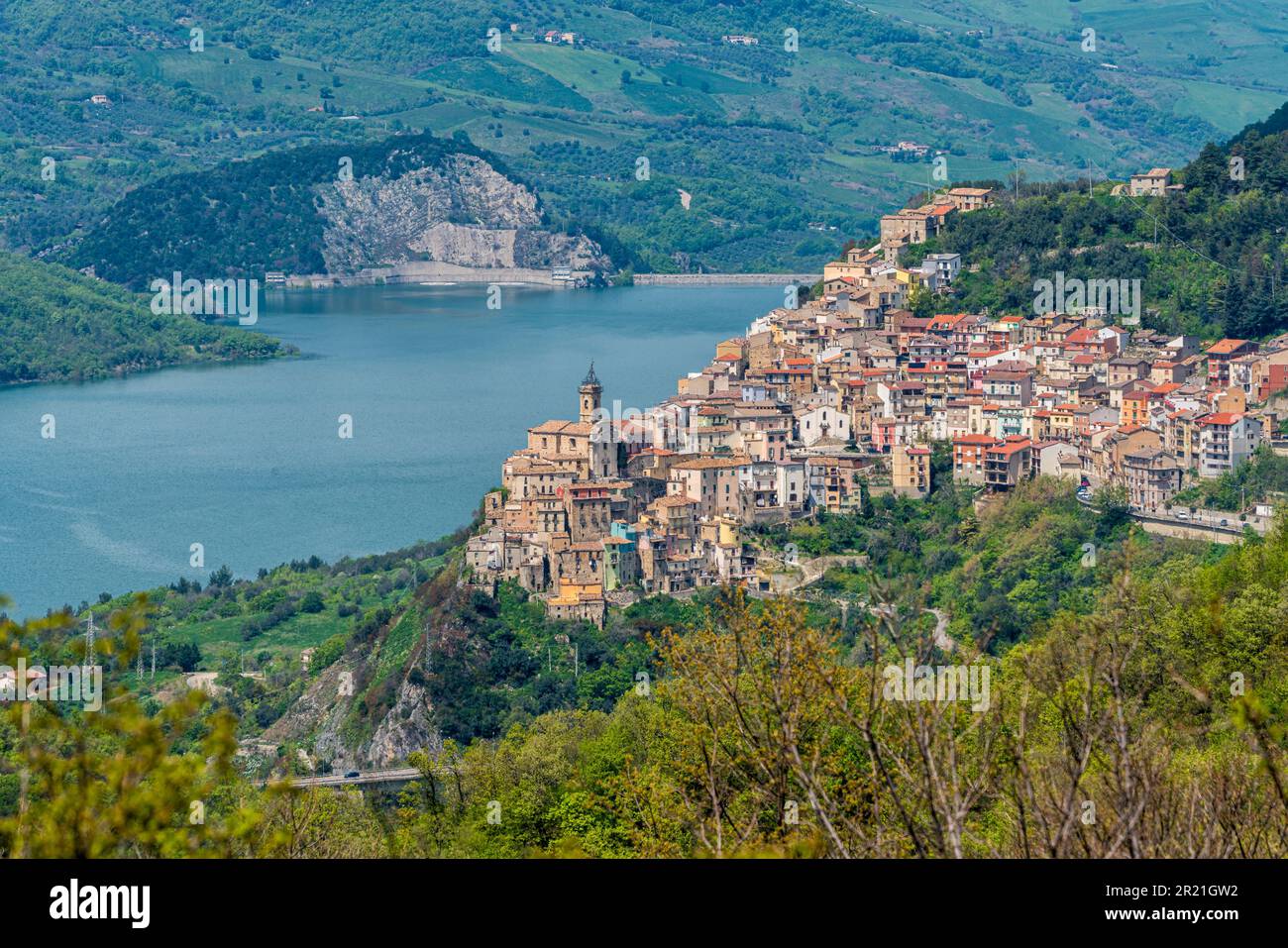 Vue panoramique sur Colledimezzo, beau village de la province de Chieti, Abruzzes, centre de l'Italie. Banque D'Images