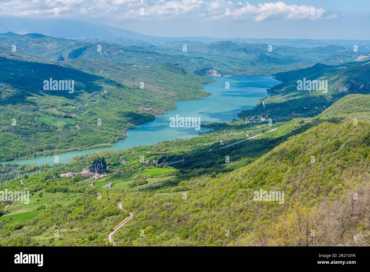 Vue panoramique sur le lac Bomba, dans la province de Chieti, Abruzzes, Italie. Banque D'Images