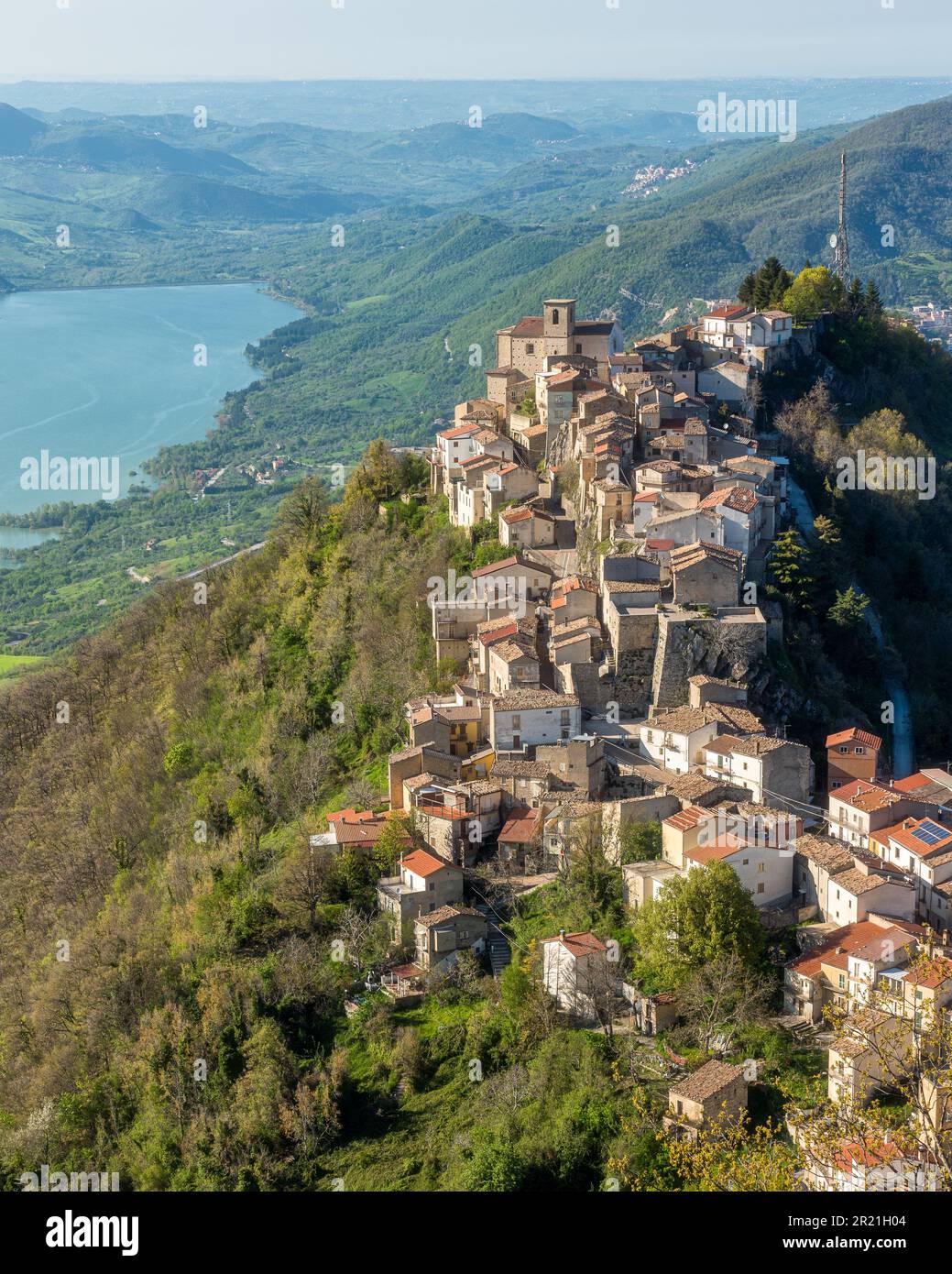 Vue panoramique sur Monteferrante et le lac Bomba, magnifique village de la province de Chieti, Abruzzes, centre de l'Italie. Banque D'Images
