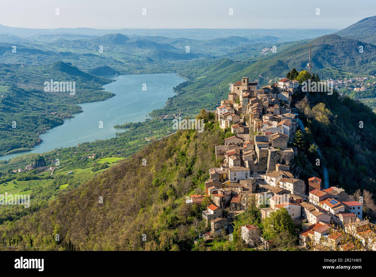 Vue panoramique sur Monteferrante et le lac Bomba, magnifique village de la province de Chieti, Abruzzes, centre de l'Italie. Banque D'Images