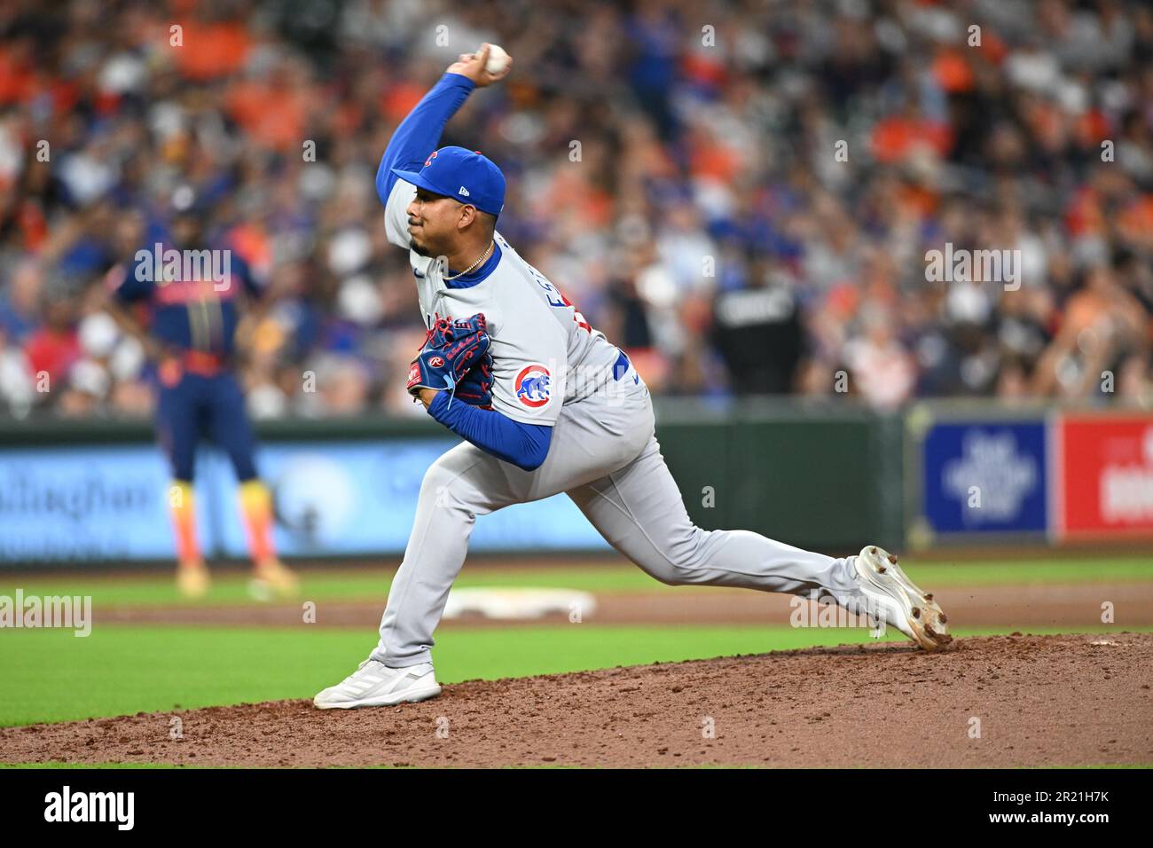 Jeremiah Estrada (56), pichet de secours des Cubs de Chicago, dans le fond du septième dîner pendant le match de MLB entre les Cubs de Chicago et les Houston AS Banque D'Images