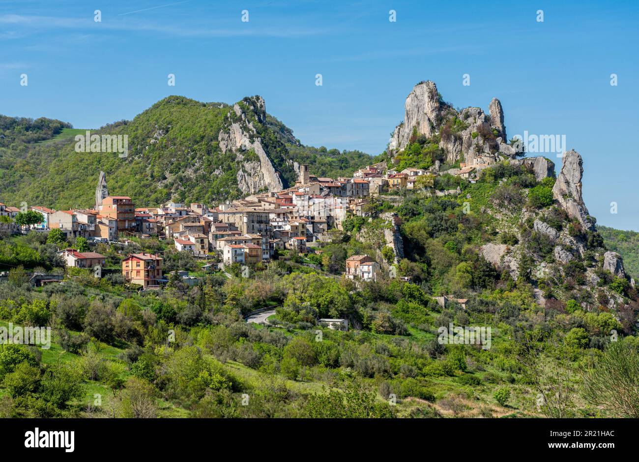 Vue panoramique sur Pennadomo, beau village de la province de Chieti, Abruzzes, centre de l'Italie. Banque D'Images