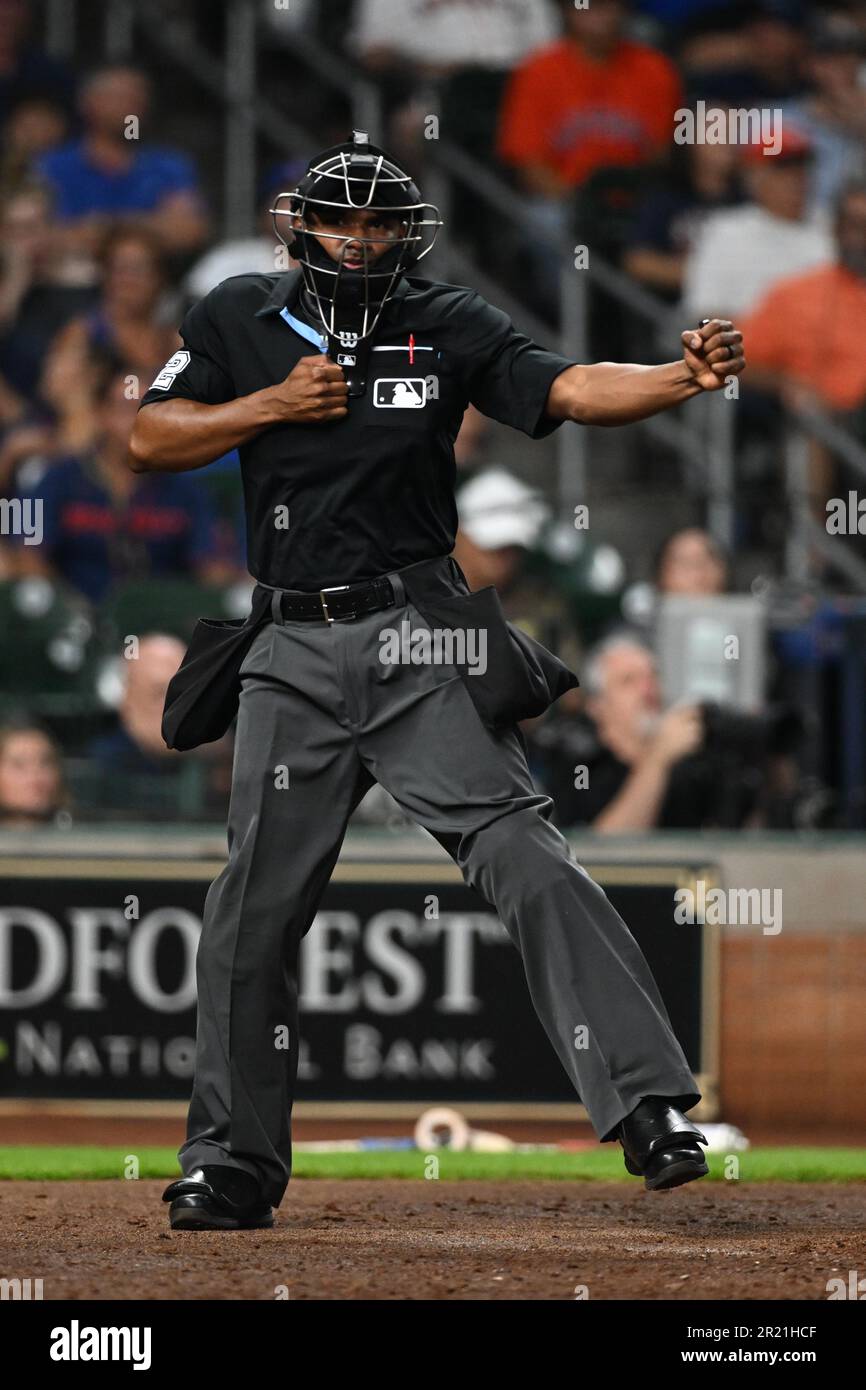 Accueil plaque juge-arbitre Edwin Moscoso (32) appelle une troisième grève pendant le match de la MLB entre les Cubs de Chicago et les Astros de Houston lundi, 15 mai Banque D'Images