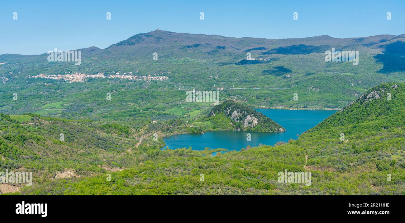 Vue panoramique sur le lac Bomba, dans la province de Chieti, Abruzzes, Italie. Banque D'Images