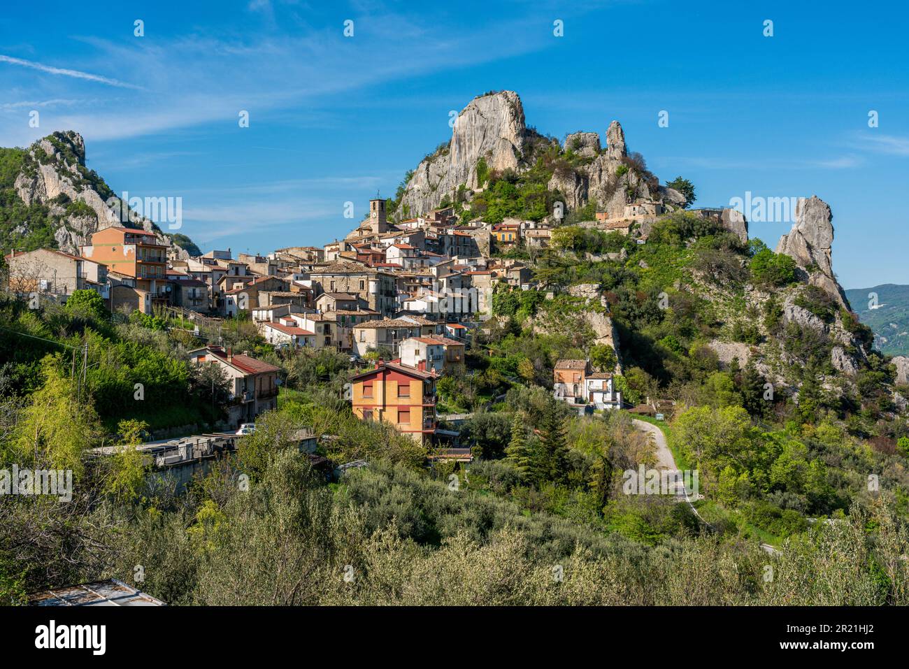 Vue panoramique sur Pennadomo, beau village de la province de Chieti, Abruzzes, centre de l'Italie. Banque D'Images