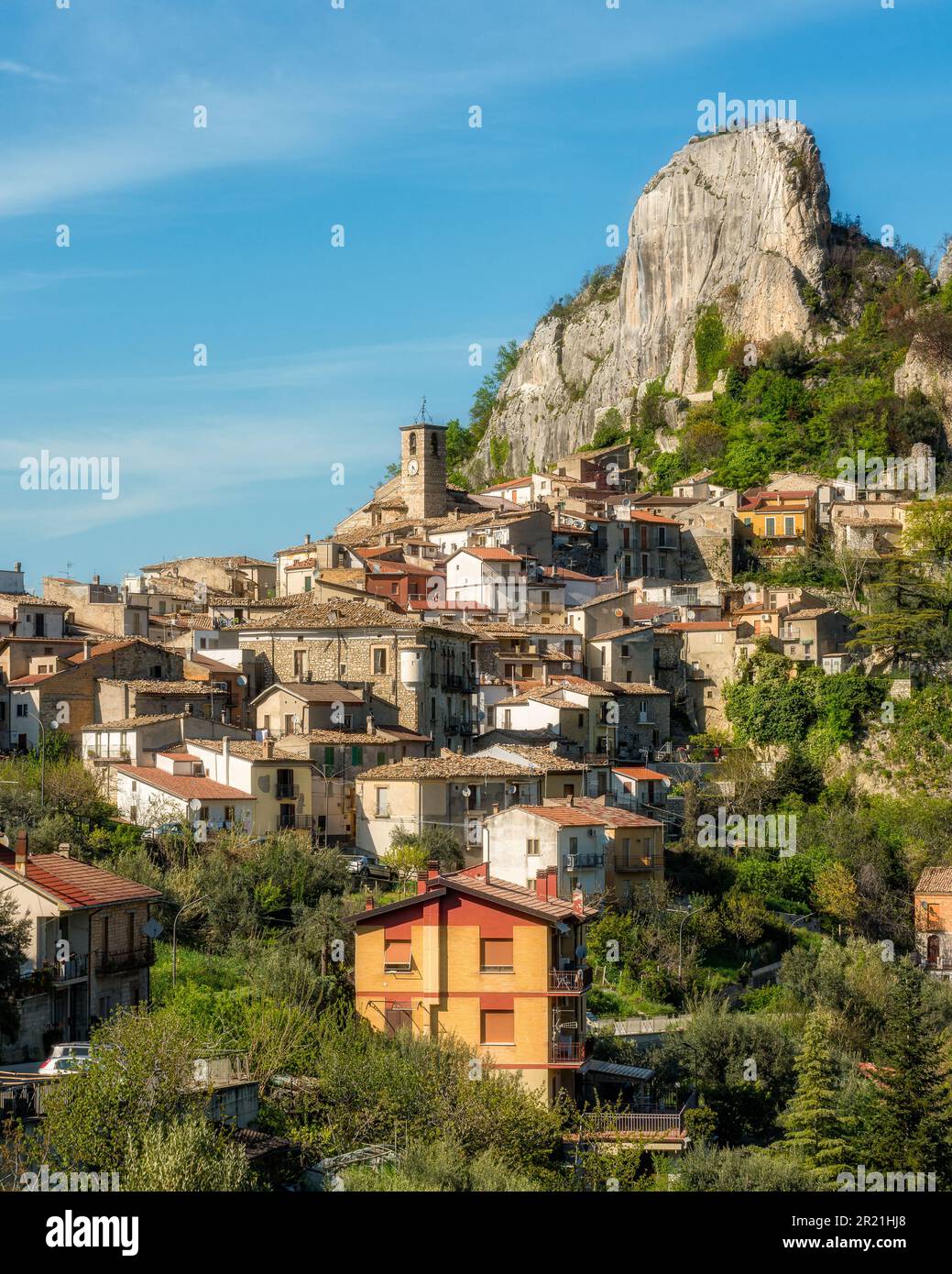 Vue panoramique sur Pennadomo, beau village de la province de Chieti, Abruzzes, centre de l'Italie. Banque D'Images