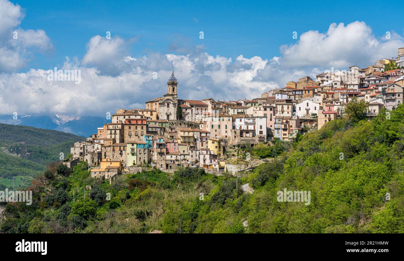 Vue panoramique sur Colledimezzo, beau village de la province de Chieti, Abruzzes, centre de l'Italie. Banque D'Images