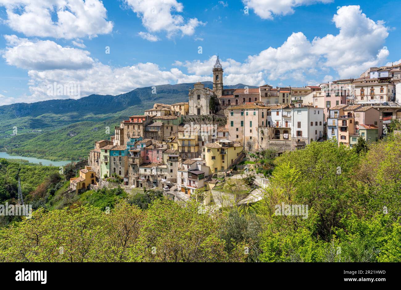 Vue panoramique sur Colledimezzo, beau village de la province de Chieti, Abruzzes, centre de l'Italie. Banque D'Images