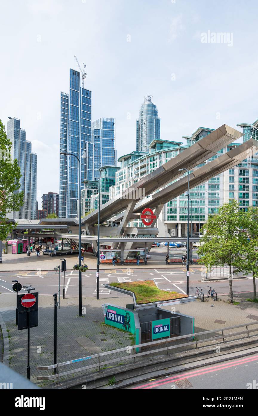 Gare routière de Vauxhall à proximité de la gare de Vauxhall. Les deux bras en porte-à-faux contiennent des panneaux solaires. Gratte-ciel en arrière-plan. Londres, Royaume-Uni Banque D'Images