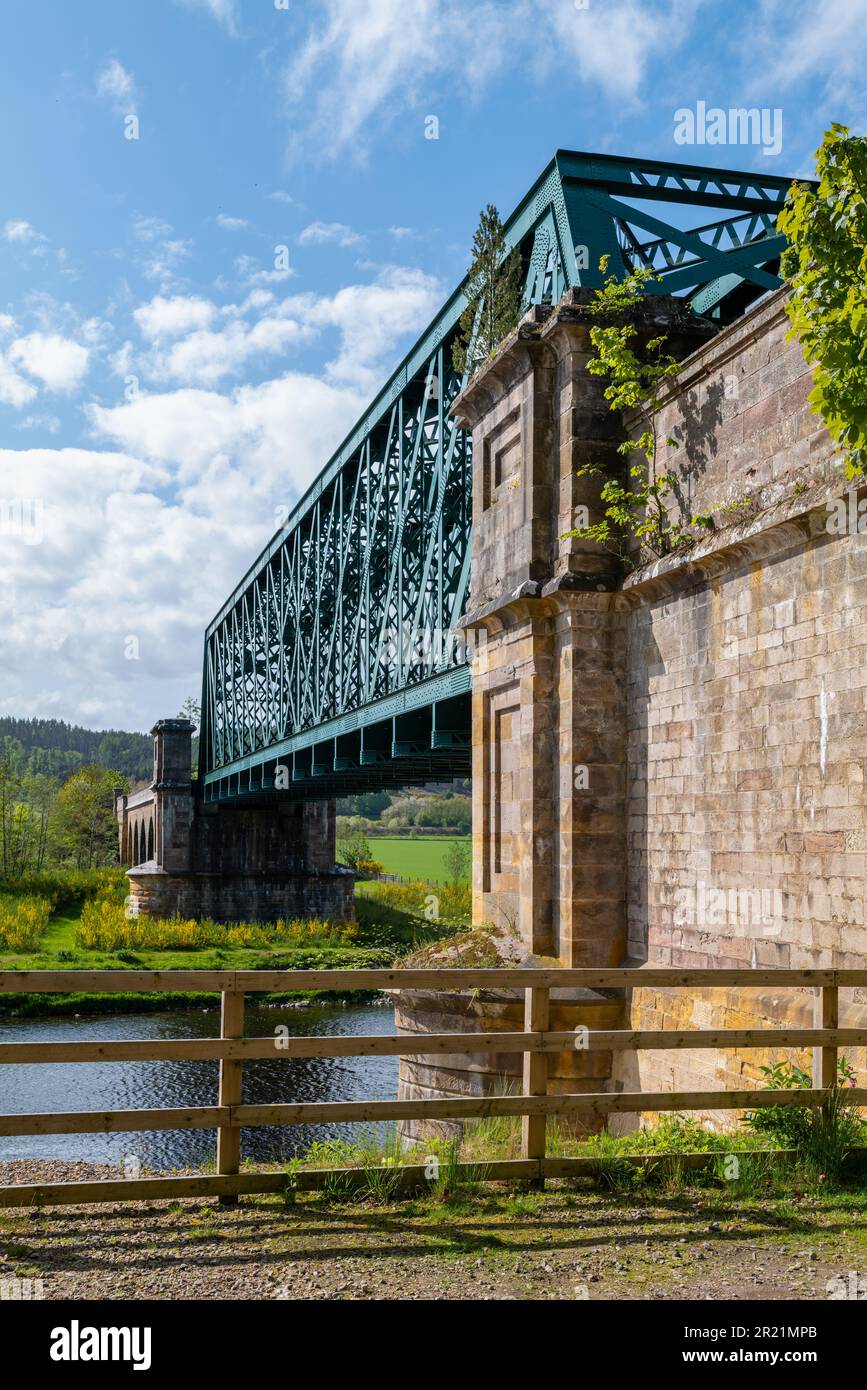 16 mai 2023. Bateau O' Brig Railway Bridge, rivière Spey, Orton, Moray, Écosse. Il s'agit du pont ferroviaire au-dessus de la rivière Spey, un après-midi ensoleillé de mai 202 Banque D'Images