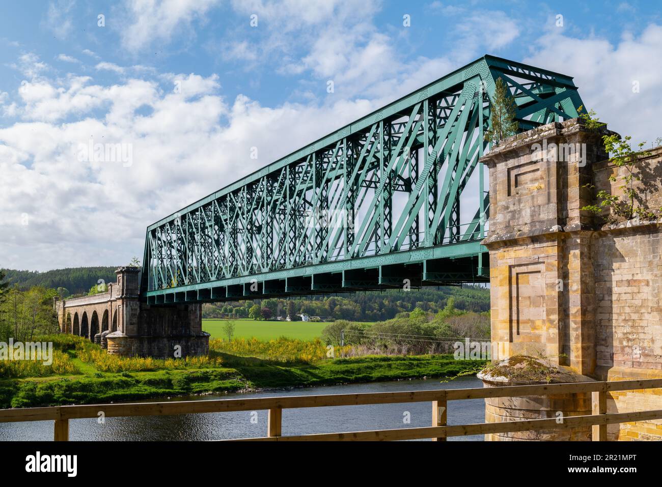 16 mai 2023. Bateau O' Brig Railway Bridge, rivière Spey, Orton, Moray, Écosse. Il s'agit du pont ferroviaire au-dessus de la rivière Spey, un après-midi ensoleillé de mai 202 Banque D'Images