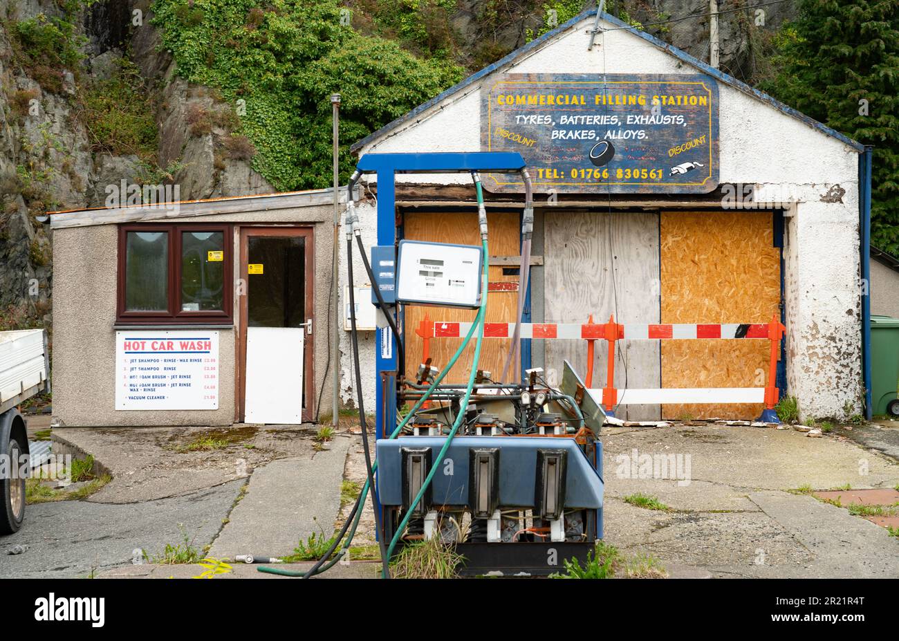 Station de remplissage commerciale, Blaenau Ffestinog, Gwynedd, pays de Galles du Nord. On a l'air un peu délabrés en octobre 2022. Banque D'Images