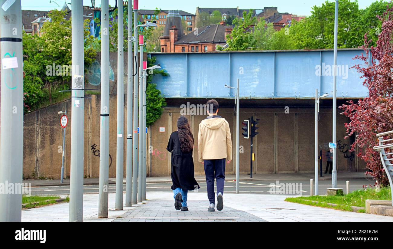 couple à partick profiter du temps calme dehors et autour de leurs affaires dans la rue Banque D'Images