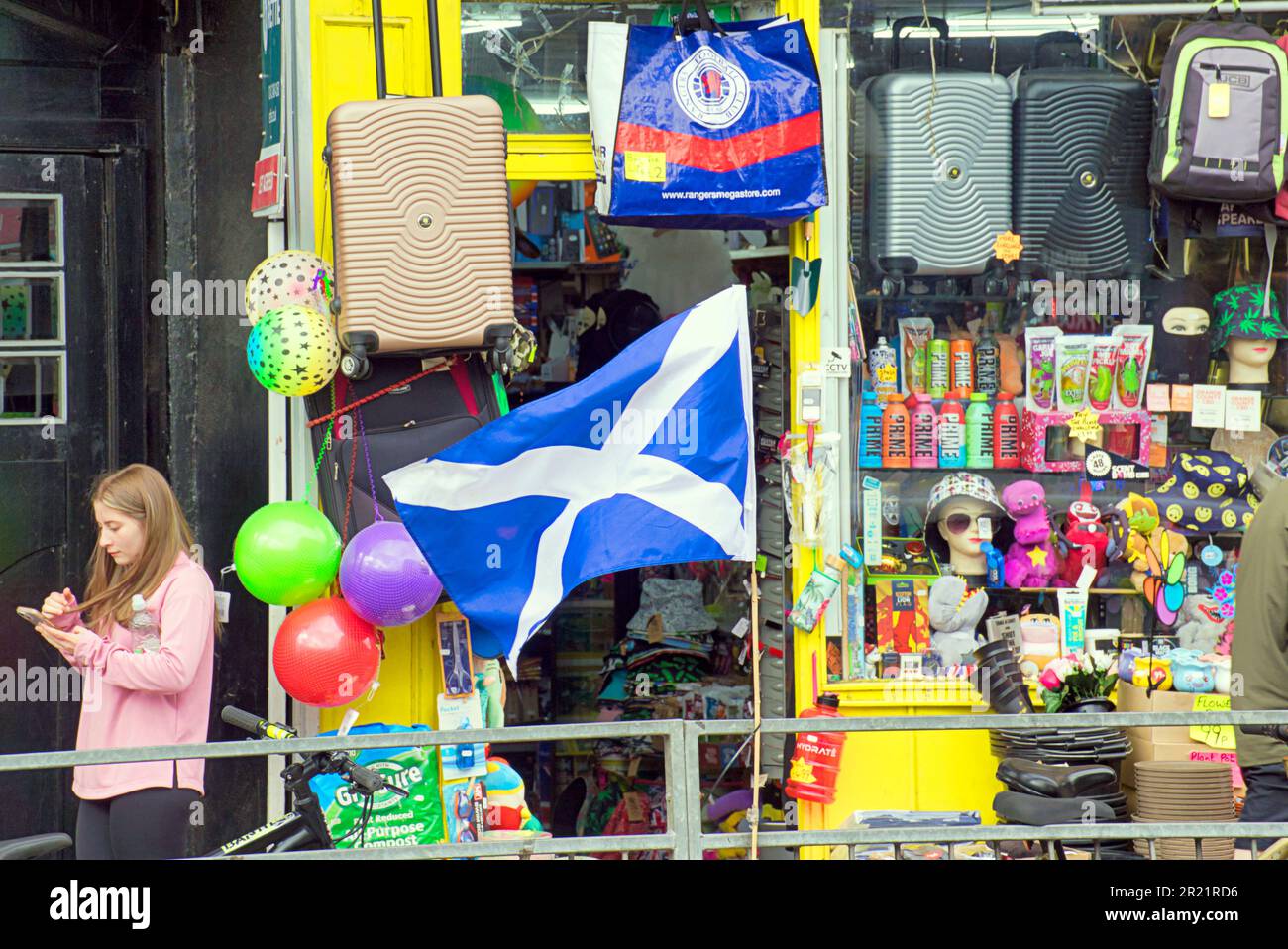 fille en partick devant des ferruriers avec drapeau écossais Banque D'Images