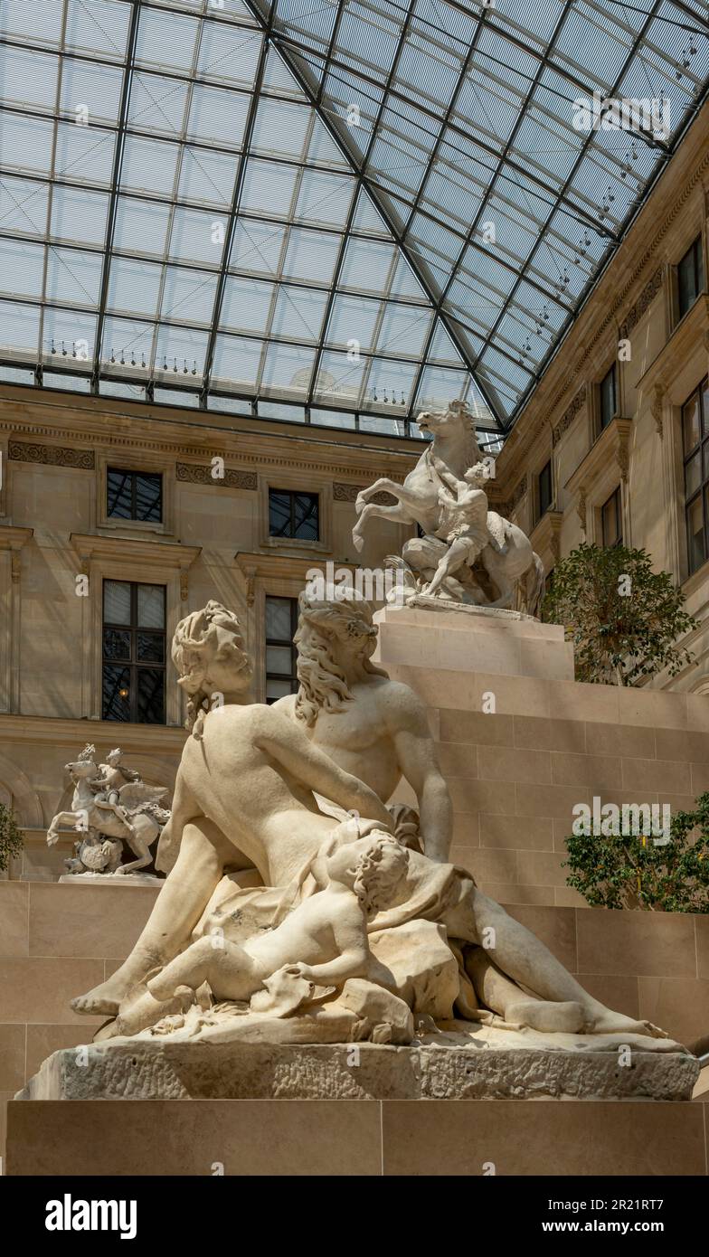Paris, France - 05 13 2023 : Musée du Louvre. Sculpture la Seine et la Marne sculptée par Nicolas Coustou Banque D'Images