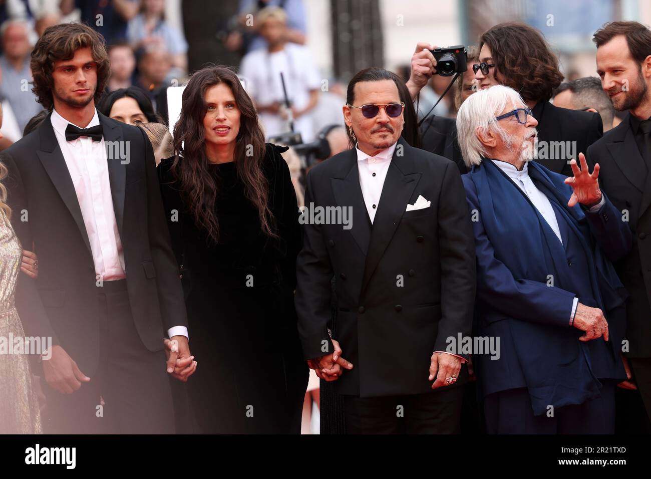 Diego Le Fur, from left, director Maiwenn, Johnny Depp, Pierre Richard and Benjamin Lavernhe pose for photographers upon arrival at the opening ceremony and the premiere of the film 'Jeanne du Barry' at the 76th international film festival, Cannes, southern France, Tuesday, May 16, 2023. (Photo by Vianney Le Caer/Invision/AP) Banque D'Images