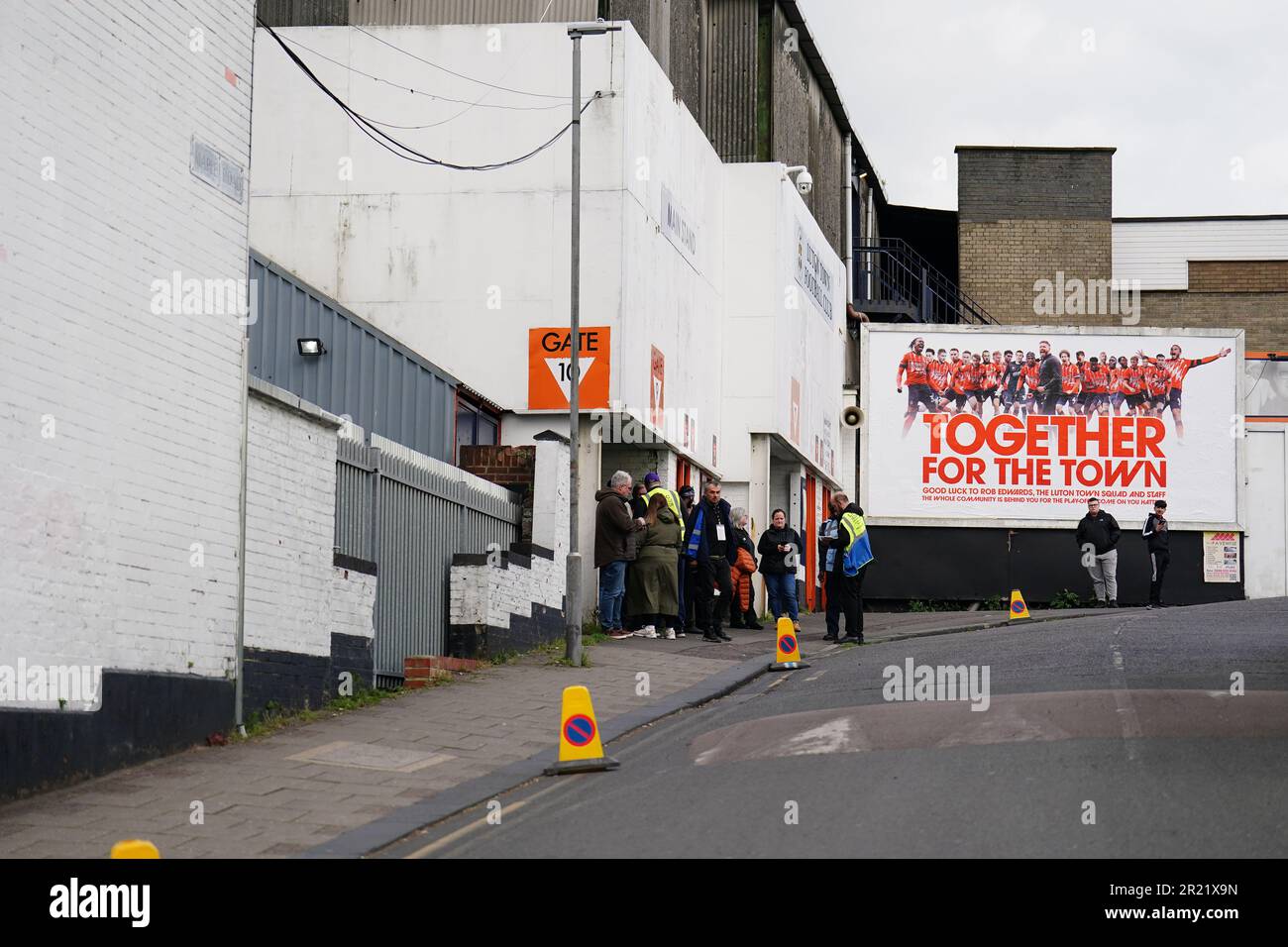Les fans et les stewards à l'extérieur du stade avant le championnat du Sky Bet disputer la demi-finale du deuxième match à Kenilworth Road, Luton. Date de la photo: Mardi 16 mai 2023. Banque D'Images