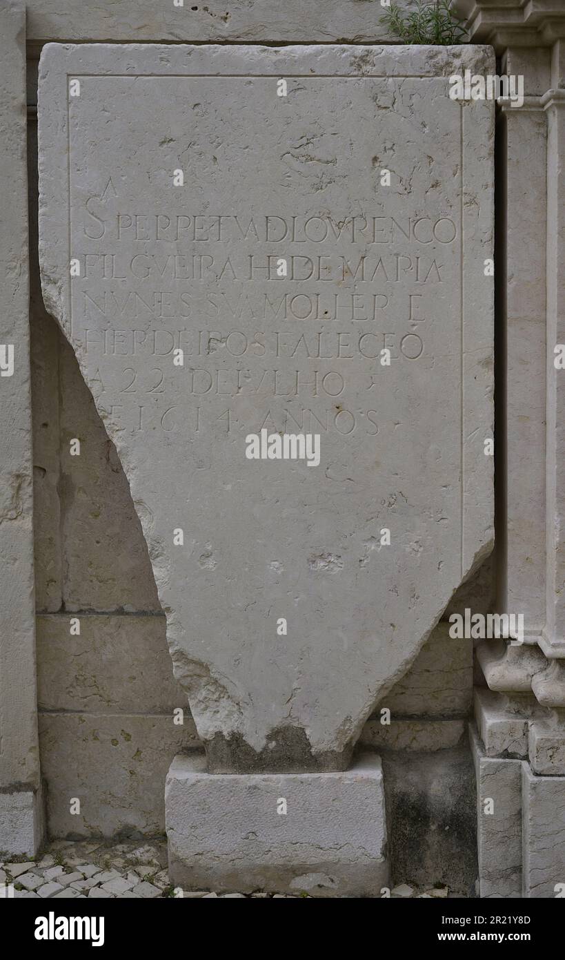 Pierre tombale de Lourenço Filgueira, sa femme et ses héritiers. Eglise Carmo (Lisbonne), 18th siècle. Musée archéologique de Carmo. Lisbonne, Portugal. Banque D'Images