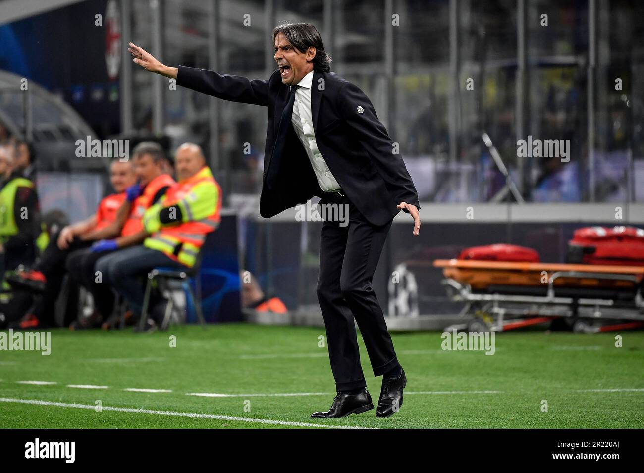 Milan, Italie. 16th mai 2023. Simone Inzaghi entraîneur en chef du FC Internazionale gestes lors du match de football de la Ligue des champions de l'UEFA entre le FC Internazionale et l'AC Milan au stade San Siro de Milan (Italie), 16 mai 2023. Credit: Insidefoto di andrea staccioli/Alamy Live News Banque D'Images