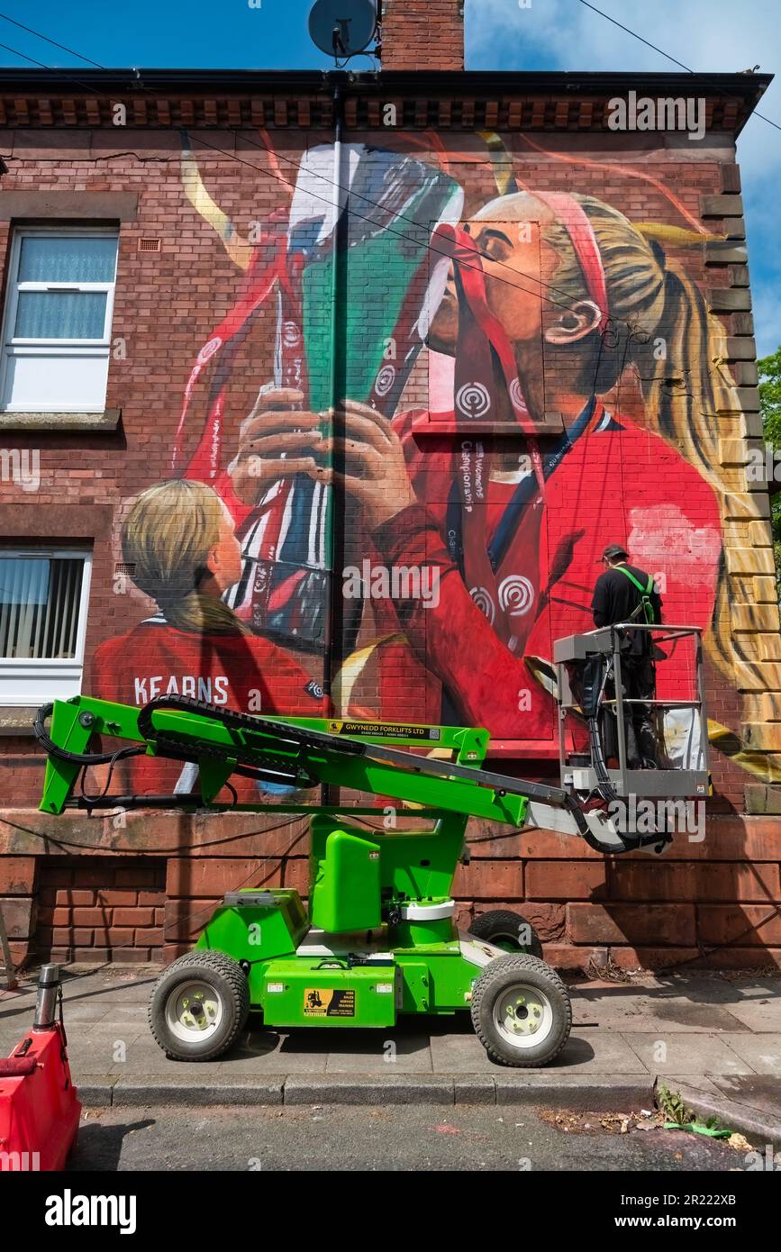 Liverpool, Royaume-Uni. 16th mai 2023. L'artiste Paul Curtis apporte une touche finale à un nouvel art mural du joueur féminin du Liverpool FC, Missy Bo Kearns, à Tanccred Road, à Liverpool. Rouge toujours plus ardu, Kearns est inscrit dans les livres du club depuis l'âge de huit ans et a progressé avec succès dans les rangs de Liverpool tout en étant plafonné par l'Angleterre au niveau de U23. Crédit : SOPA Images Limited/Alamy Live News Banque D'Images