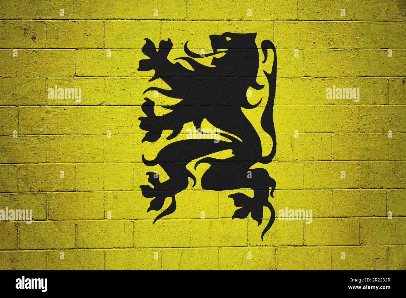 Drapeau de Flandre (Belgique) peint sur un mur de blocs de cendres. Banque D'Images