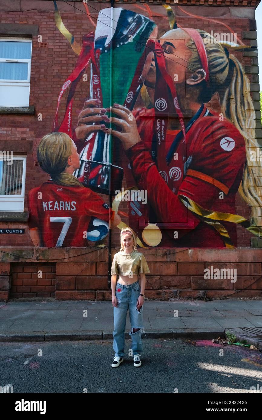 Liverpool, Royaume-Uni. 16th mai 2023. Missy Bo Kearns, footballeur anglais professionnel, qui joue en tant que milieu de terrain pour le club féminin de la Super League de Liverpool, se voit dans une peinture d'elle-même achevée par l'artiste Paul Curtis à Tanccred Road, Liverpool. Rouge toujours plus ardu, Kearns est inscrit dans les livres du club depuis l'âge de huit ans et a progressé avec succès dans les rangs de Liverpool tout en étant plafonné par l'Angleterre au niveau de U23. (Photo par Dave Rushen/SOPA Images/Sipa USA) crédit: SIPA USA/Alay Live News Banque D'Images