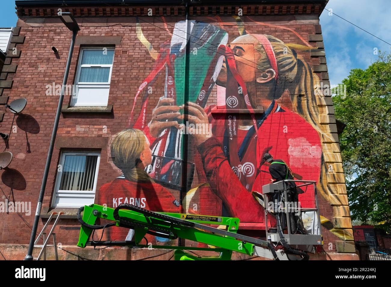 Liverpool, Royaume-Uni. 16th mai 2023. L'artiste Paul Curtis apporte une touche finale à un nouvel art mural du joueur féminin du Liverpool FC, Missy Bo Kearns, à Tanccred Road, à Liverpool. Rouge toujours plus ardu, Kearns est inscrit dans les livres du club depuis l'âge de huit ans et a progressé avec succès dans les rangs de Liverpool tout en étant plafonné par l'Angleterre au niveau de U23. (Photo par Dave Rushen/SOPA Images/Sipa USA) crédit: SIPA USA/Alay Live News Banque D'Images