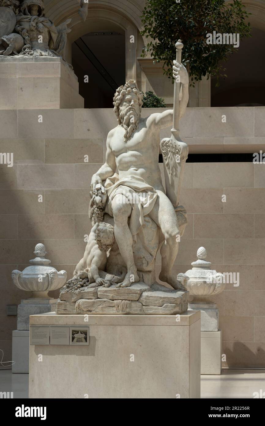 Paris, France - 05 13 2023 : Musée du Louvre. Sculpture la Seine sculptée par Antoine Coysevox Banque D'Images