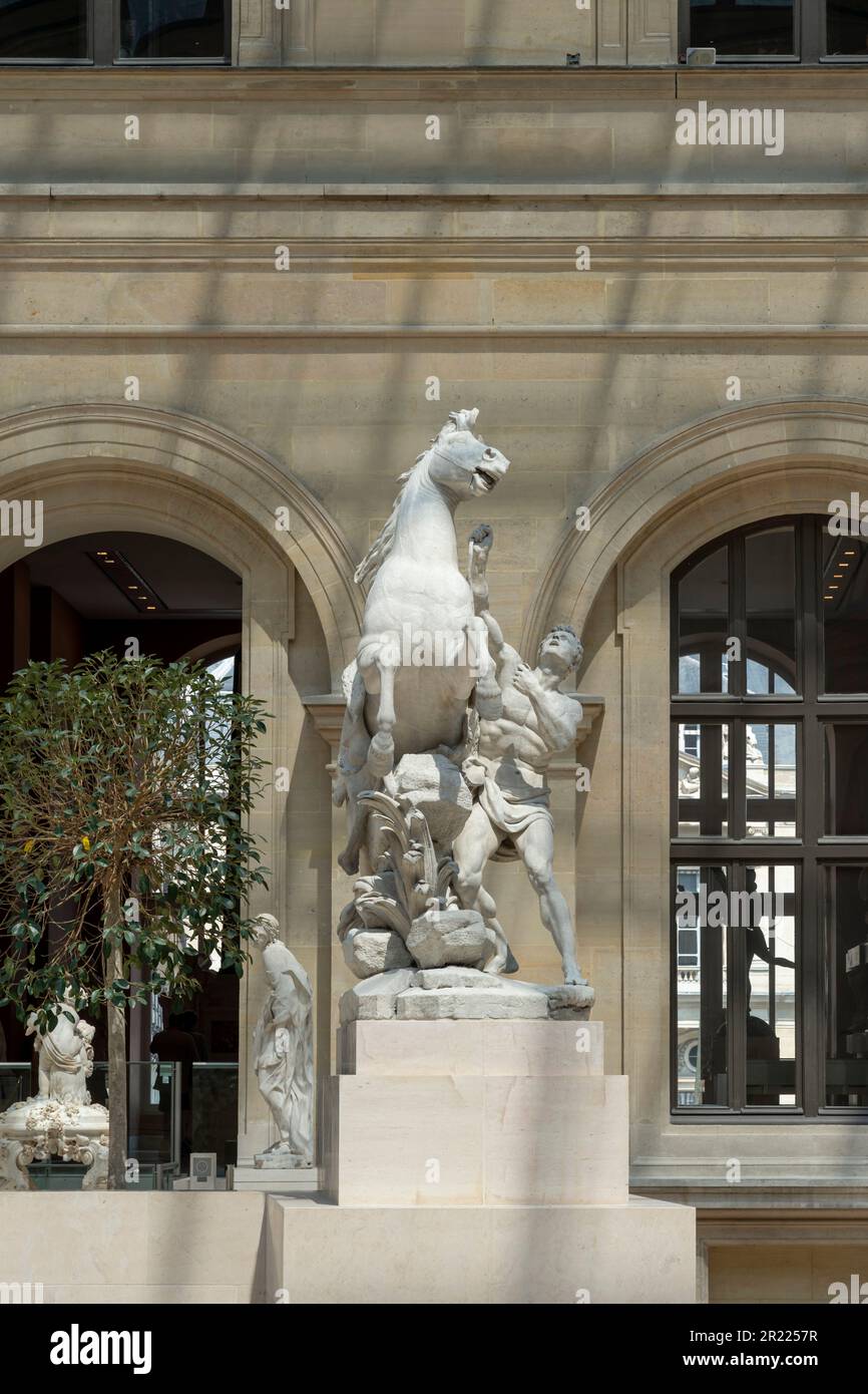 Paris, France - 05 13 2023 : Musée du Louvre. Sculpture Cheval retenu par un Groom sculpté par Guillaume 1er Coustou Banque D'Images