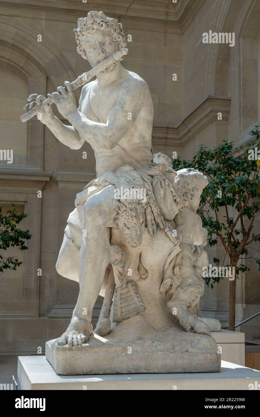 Paris, France - 05 13 2023 : Musée du Louvre. Sculpture Faun jouant la flûte sculptée par Antoine Coysevox Banque D'Images