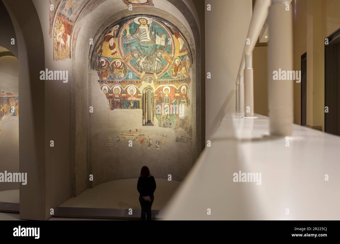 Barcelone, Espagne - décembre 26th 2019: Visiteur observant l'abside de Sant Climent de Taull au Musée national d'Art de Catalogne, Barcelone, Espagne Banque D'Images