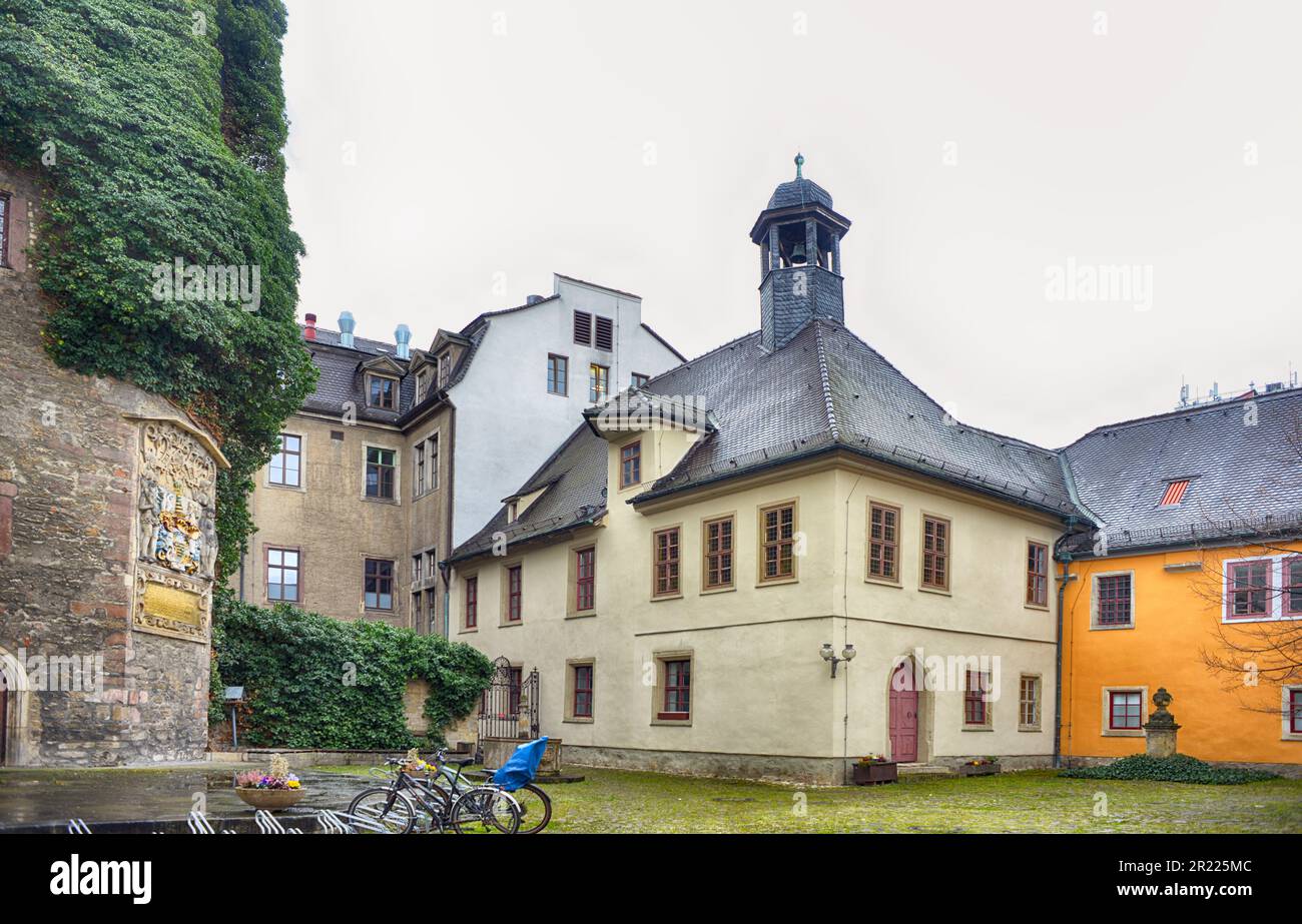 Jena, Allemagne, arrière-cour dans un bâtiment universitaire avec ancienne tour et petite chapelle dans le centre-ville Banque D'Images